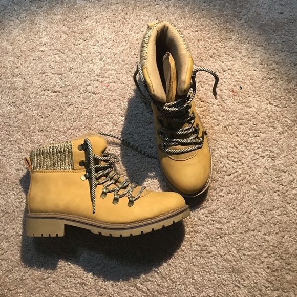 Boots 🥾 - Picture 3 of 3